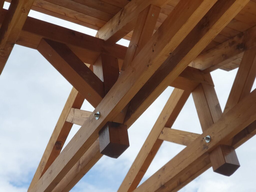 Detail dřevěného tesařského spoje pergoly – Atelier dřevostaveb.