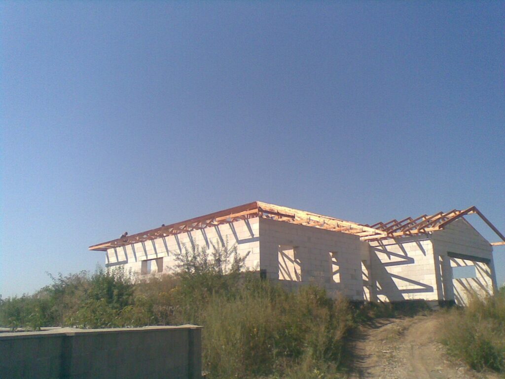 Průběh montáže krovu rodinného domu ve svahu, Atelier dřevostaveb (záběr 11).