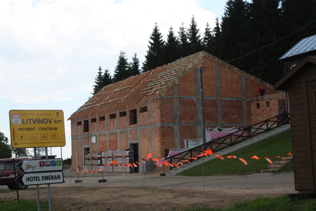 Hotel Emeran v Klínech u Litvínova – fasáda s nově osazeným krovem, Atelier dřevostaveb.