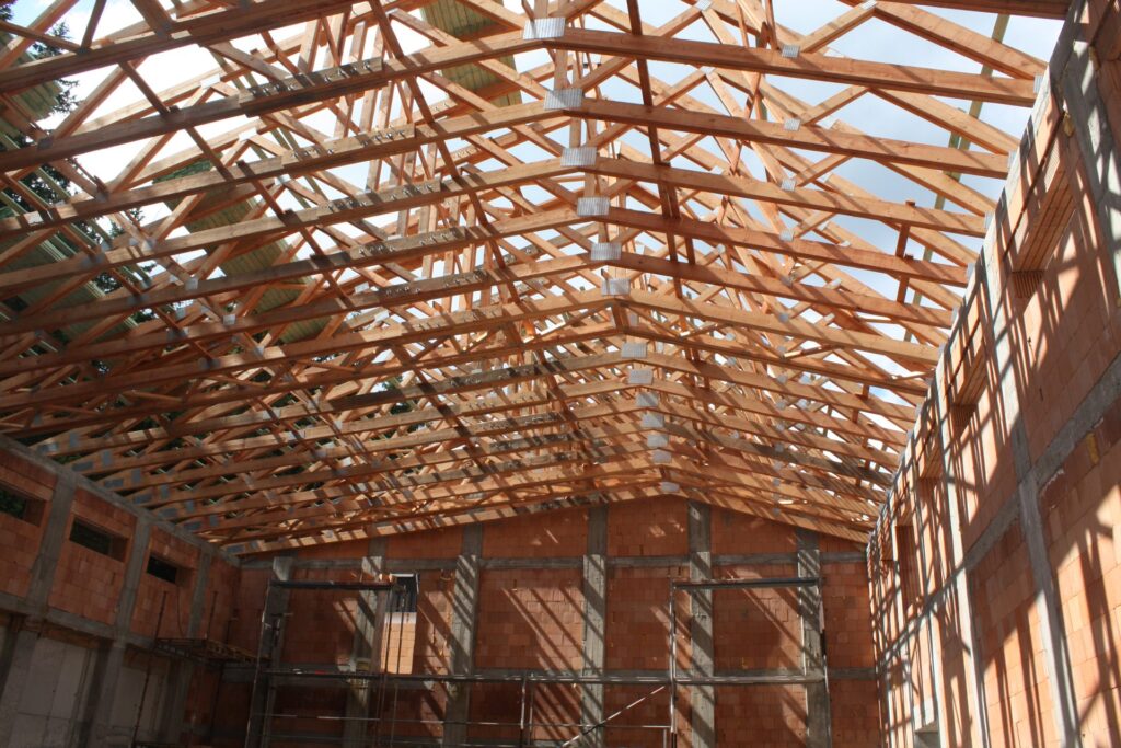 Příhradový krov nad sálem Hotelu Emeran v Klínech – interiér, Atelier dřevostaveb.