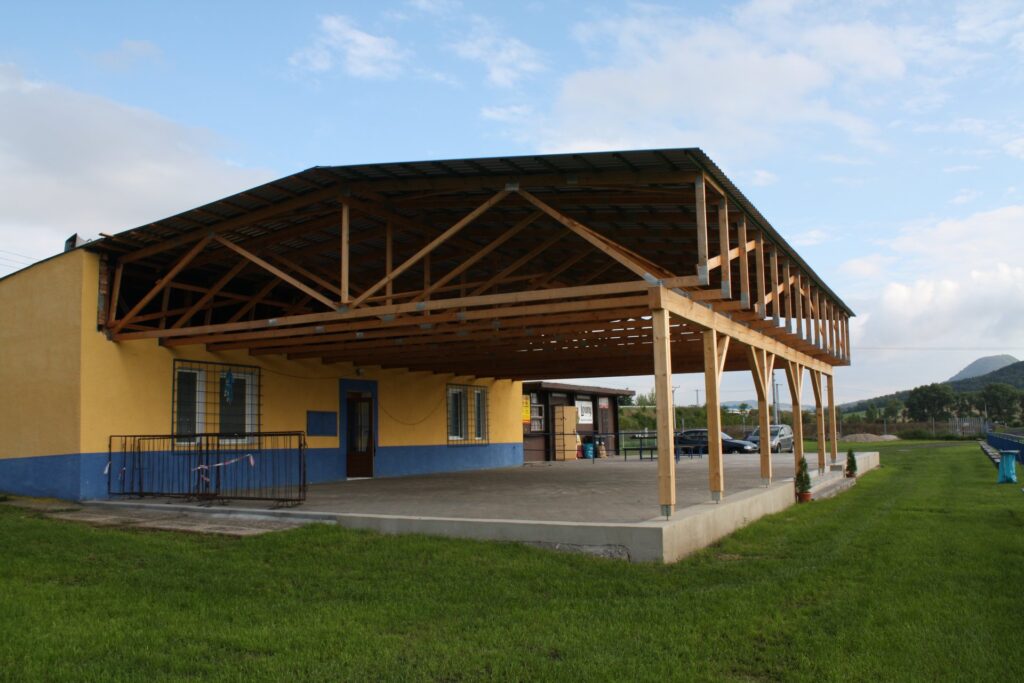 Dokončené zastřešení tribuny FC Louny – pohled ze strany, Atelier dřevostaveb.